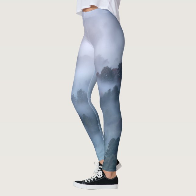 Nebelmorgendliche durch Bäume rollen Leggings (Links)