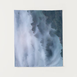 Nebelmorgendliche durch Bäume rollen Wandteppich