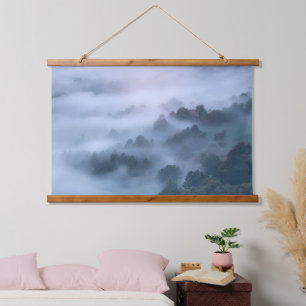 Nebelmorgendliche durch Bäume rollen Wandteppich Mit Holzrahmen