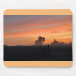 Nebelmorgens bei Sonnenaufgang Mousepad