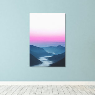 Nebelstrom, der bei Sonnenaufgang durch Berge flie Leinwanddruck