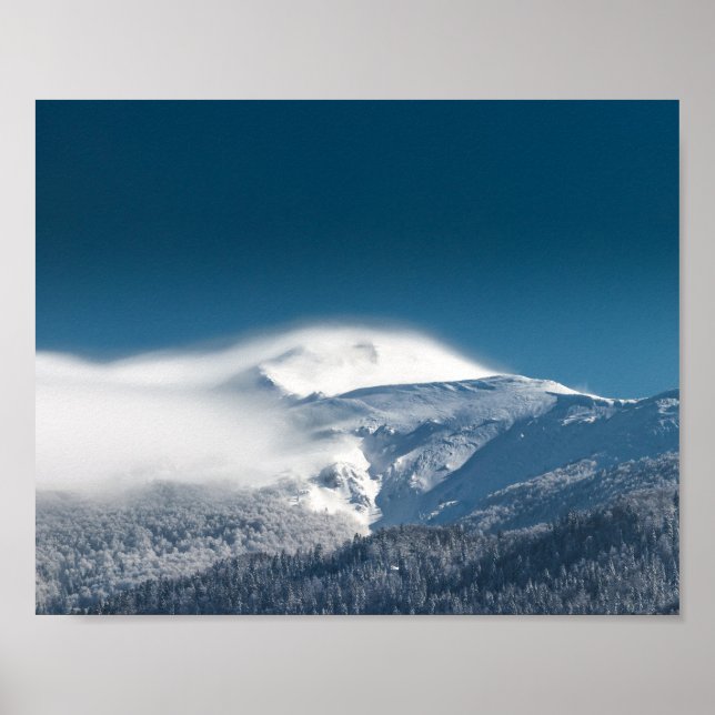 Nebelwolken über dem schneebedeckten Berg Snežnik, Poster (Vorne)