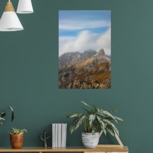 Nebelwolken über den Orangendolomiten des Herbstes Poster