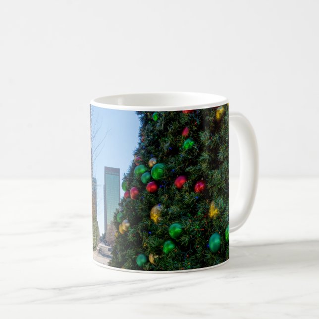 Neben dem Weihnachtsbaum von Dallas Kaffeetasse (VorderseiteRechts)