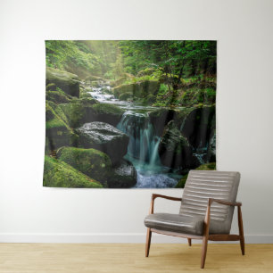 Nebenfluss, moosige Felsen, Waldnatur-Fotografie Wandteppich