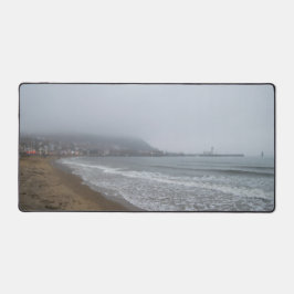 Nebliger Morgen am South Bay Beach, Scarborough Schreibtischunterlage
