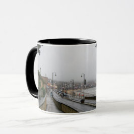 Nebliger Morgen in Scarborough Tasse