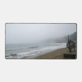 Nebliger Strand von Scarborough Schreibtischunterlage