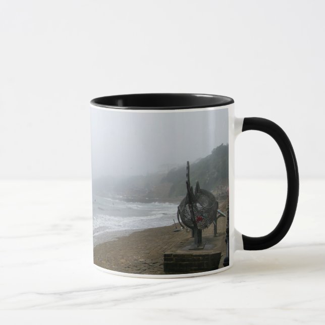 Nebliger Strand von Scarborough Tasse (Rechts)