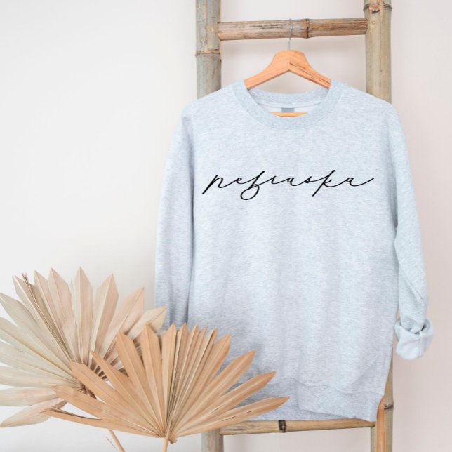 Nebraska Script Staat Women's Sweatshirt (Von Creator hochgeladen)