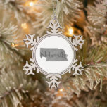 Nebraska Shaped Gray Textured Chalkboard Schneeflocken Zinn-Ornament<br><div class="desc">Mit der Silhouette Kontur Kartenform des Staat von Nebraska gefüllt mit einem grauen, texturierten Kalkboard-Look Hintergrund und der Staaten-Namen auf der Vorderseite geschrieben in einem lustigen handgeschriebenen Drehbuch sehen schwarzen Text Schriftart ist dieses Nebraska Weihnachtsschmuck perfekt für jeden Nebraskan, der den Cornhusker Staat von Nebraska Liebe und teilen es auf...</div>