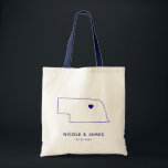 Nebraska Wedding Welcome Bag Map Taschen, Navy Blu Tragetasche<br><div class="desc">Begrüßungsgeschenktasche mit Kartengrafik. Ihre Gäste werden in ihrem Hotel einchecken und diese Tasche mit den Leckereien,  die sie erwarten,  finden. Sie können das Herz mit der Funktion "Weiter anpassen" an den Ort Ihres großen Tages positionieren.</div>