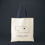 Nebraska Wedding Welcome Bag Map Taschen, Navy Blu Tragetasche<br><div class="desc">Begrüßungsgeschenktasche mit Kartengrafik. Ihre Gäste werden in ihrem Hotel einchecken und diese Tasche mit den Leckereien,  die sie erwarten,  finden. Sie können das Herz mit der Funktion "Weiter anpassen" an den Ort Ihres großen Tages positionieren.</div>