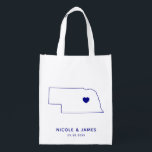 Nebraska Wedding Welcome Bag Navy Tasche mit Karte Wiederverwendbare Einkaufstasche<br><div class="desc">Begrüßungsgeschenktasche mit Kartengrafik. Ihre Gäste werden in ihrem Hotel einchecken und diese Tasche mit den Leckereien,  die sie erwarten,  finden. Sie können das Herz mit der Funktion "Weiter anpassen" an den Ort Ihres großen Tages positionieren.</div>