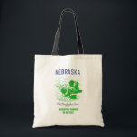 Nebraska Wedding Welcome Bag, Staat Liebe Tragetasche<br><div class="desc">Herzlich willkommen in Nebraska mit dieser speziellen Hochzeitstasche. Egal, ob Sie in Omaha, Lincoln, Kearney oder entlang der Sandhügel feiern, diese Tasche ist eine einfache Möglichkeit, um Freunden und Familie zu danken, dass sie Teil Ihres besonderen Wochenendes sind. Personalisieren Sie es mit Ihren Namen und Hochzeitsdatum. Es eignet sich hervorragend,...</div>
