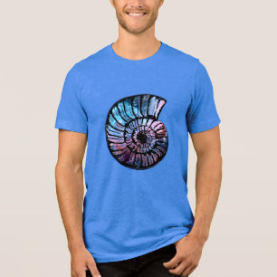 Nebula mit Sternen in einer Nautilus-Muschel Tri-Blend Shirt