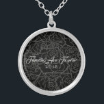 Necklace Black & Silver Rose-Familien sind für imm Versilberte Kette<br><div class="desc">Die in Silver gezeigte Necklace ist mit einem grauen, mehrfarbigen Druck auf schwarzen Hintergrund und dem Text von "Families Are Forever 2018" in extravaganter Schrift von Winter White bedruckt. Passen Sie diese Halskette mit einem speziellen Datum an oder/und wählen Sie Ihren Stil oder ändern Sie die Farben. Oder kaufen Sie...</div>