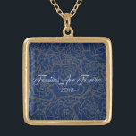 Necklace Blue & Golden Rose Familes sind für immer Vergoldete Kette<br><div class="desc">Die in Gold gehaltene Necklace mit Goldenem Mehrfarbendruck über Deep Blue im Hintergrund und dem extravaganten Schriftsatz von Light Blue von "Families Are Forever 2018". Passen Sie diese Halskette mit einem speziellen Datum an oder/und wählen Sie Ihren Stil oder ändern Sie die Farben. Oder kaufen Sie wie geplant. Erhältlich in...</div>