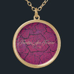 Necklace Pink & Gold Rose-Familien sind für immer Vergoldete Kette<br><div class="desc">Die in Gold gehaltene Necklace mit einem mehrschichtigen Druck in mehreren Rose auf einem tiefrosa Hintergrund und dem Text von "Families Are Forever 2018" in extravaganter Schrift von Taupe. Passen Sie diese Halskette mit einem speziellen Datum an oder/und wählen Sie Ihren Stil oder ändern Sie die Farben. Oder kaufen Sie...</div>
