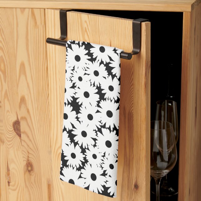 Negative Space Daisies weiß auf schwarz Geschirrtuch (Drittel gefaltet)