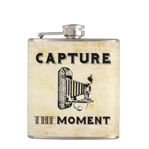 Nehmen Sie den Moment-Vintagen Kamera-Fotografen Flachmann