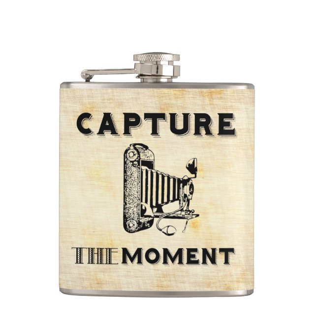 Nehmen Sie den Moment-Vintagen Kamera-Fotografen Flachmann (Vorderseite)