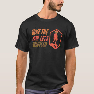 Nehmen Sie den Pfad Weniger Reisende Wandern Entde T-Shirt