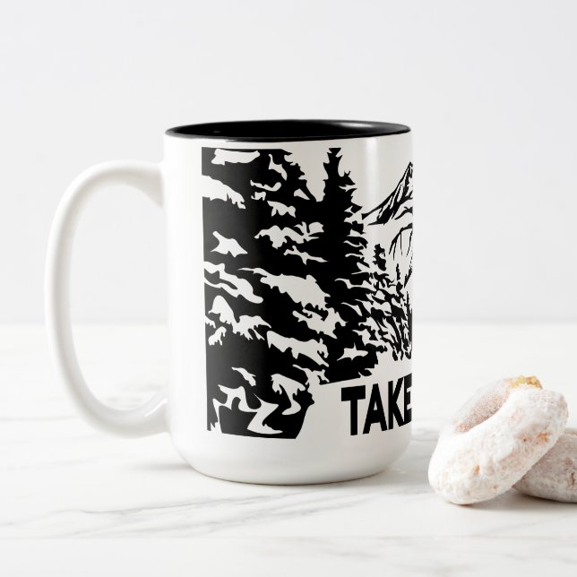 Nehmen Sie eine monochrome Berglandschaft zu Wande Zweifarbige Tasse (Mit Donut)