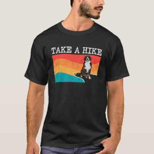 Nehmen Sie eine Wanderung Berner Berg Hund Grafisc T-Shirt