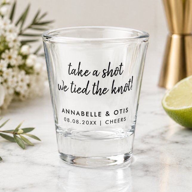 Nehmen Sie einen Schuss, wir band den Knoten | Fun Schnapsglas (Personalized wedding shot glass with couple names, date and tied the knot wording.)
