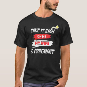 Nehmen Sie es sich leicht, meine Ehefrau ist schwa T-Shirt