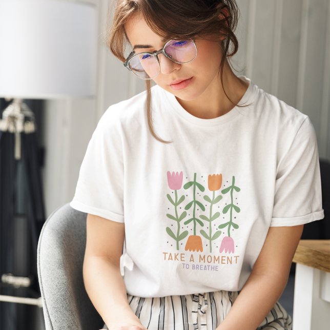 Nehmen Sie sich einen Moment Zeit, um die Boho-Flo T-Shirt (Von Creator hochgeladen)