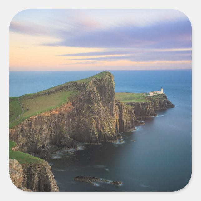Neist Point Leuchtturm auf Skye bei Sonnenuntergan Quadratischer Aufkleber (Vorderseite)