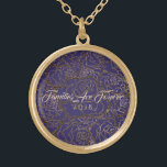 Nekklace Lila & Golden Rose Familien sind für imme Vergoldete Kette<br><div class="desc">Die in Gold gehaltene Fußnote mit einem Golden Taupe-Mehrfach-Rose-Druck über einen violetten Lila Hintergrund und Text von "Families Are Forever 2018" in extravaganter Schrift von Taupe. Passen Sie diese Halskette mit einem speziellen Datum an oder/und wählen Sie Ihren Stil oder ändern Sie die Farben. Oder kaufen Sie wie geplant.</div>