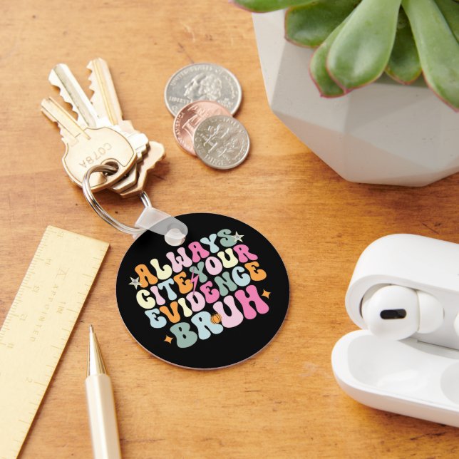 Nennen Sie immer Ihre Beweise Bruh English Teacher Schlüsselanhänger (Schreibtisch)