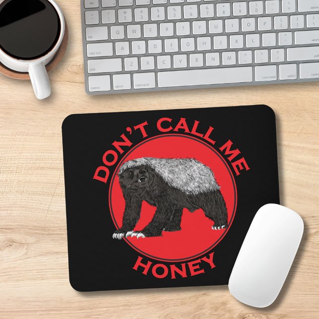 Nennen Sie mich Honey Badass Honey Badger Red Art  Mousepad (Funny honey badger quote black and red mouse mat animal art )
