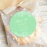 Neo Mint Modern White Floral Wedding Vielen Dank Runder Aufkleber<br><div class="desc">Neo Mint Moderne Weiße Blütenhochzeit Danke klassische Rundaufkleber. Dieses schöne,  moderne Design besticht durch die Farbtöne Neo-Minz und Weiß,  die mit rustikalen,  blumengeschmückten botanischen Blume besticht. Ideal für den Frühling. Personalisieren Sie dieses individuelle Design mit Ihren eigenen Details.</div>