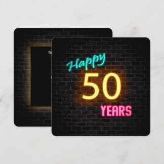 Neon 50. Geburtstag Zeichen auf Backstein Einladung