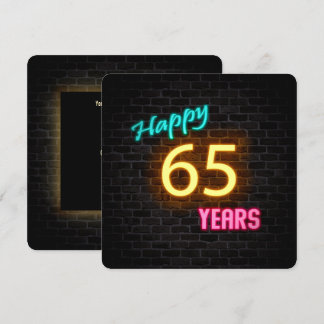 Neon 65. Geburtstag Auf Ziegelstein leuchtendes Ze Einladung