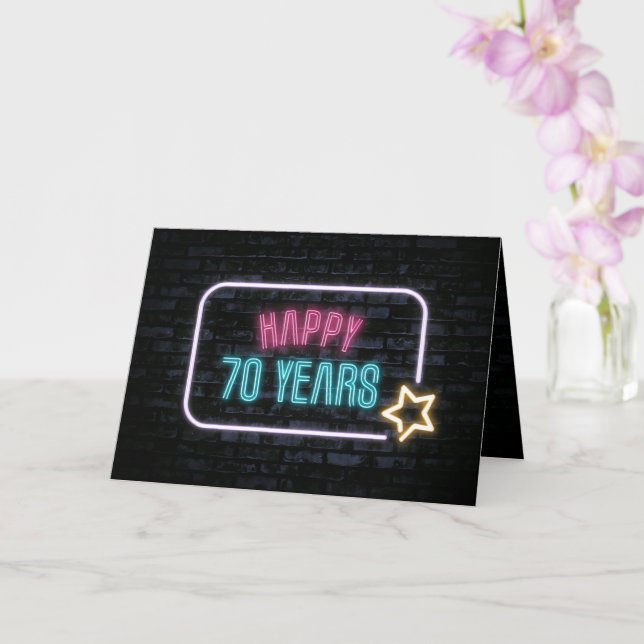 Neon 70. Geburtstag Sign On Brick Card Karte (Orchidee)