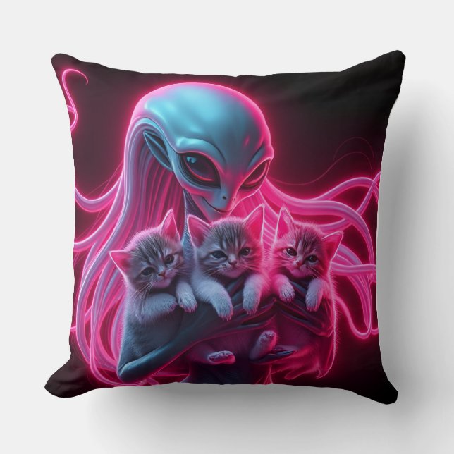 Neon Alien Cradling Kittens Kissen (Vorderseite)