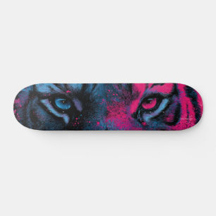 Neon Blue und Pink Nah-up of Tiger Eyes Skateboard