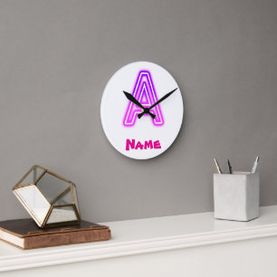 Neon-Buchstabe A Monogramm Leuchtendes Lila Rosa I Runde Wanduhr