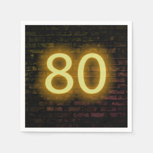 Neon-Geburtstagsschild 80 an einer Ziegelwand  Serviette