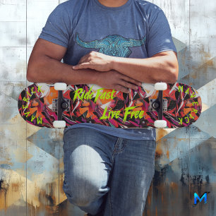 Neon Graffiti und gelber 'Ride Fast Live Free' Wah Skateboard