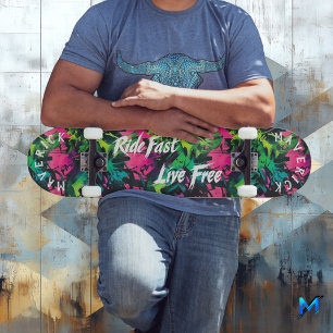 Neon-Graffiti und weißer 'Ride Fast Live Free'-Sch Skateboard