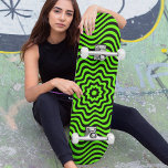 Neon Green Black Muster optische Illusion Custom Skateboard<br><div class="desc">Neon Green Black Pattern Optical Illusion Custom Skateboard weist ein abstraktes Schwarz-Grün-Muster auf,  das eine optische Täuschung erzeugt. Geben Sie Ihrem Lieblingskateboarder zu Weihnachten,  Geburtstag oder Ihrer BESTE FREUNDIN ein maßgeschneidertes Geschenk,  ein personalisiertes Skateboard. Entworfen von ©Evco Studio www.zazzle.com/store/evcostudio</div>