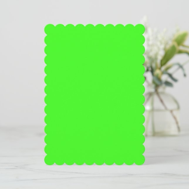 Neon Green Scalloped Einladung (Stehend Vorderseite)