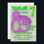 Neon Green und Lila Kids Bowling Birthday Party Einladung<br><div class="desc">Machen Sie sich auf diesen Bowling Geburtstagsbash vorbereitet! Begleiten Sie uns zu einer Neon Extravaganza, wo die Gassen mit Spaß und Lachen aufleuchten. Diese individuell gestaltbare und geschlechtsneutrale Einladung garantiert einen unvergesslichen Tag des Bowlings, der Spiele und der lebhaften Feier - eine perfekte Kombination aus Neonaufregung für den besonderen Tag...</div>