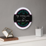 Neon Hot Pink Aqua Blau Weiß Sie Schüttelwillkomme Große Wanduhr<br><div class="desc">Schöne zeitgenössische Retro-Wand-Kunst mit leuchtend neon Aqua türkis, heiß rosa und weiß gefärbte Typografie-Skript auf einem schwarzen Hintergrund. Mit Raum zum Anpassen oder Personalisieren mit einem Namen oder Text Ihrer Wahl. Dieses skurrile Hipster-Design ist für die trendige Frau mit einer Hütte oder im Untergeschoss Bar, wo Freunde und Familie unterhalten...</div>